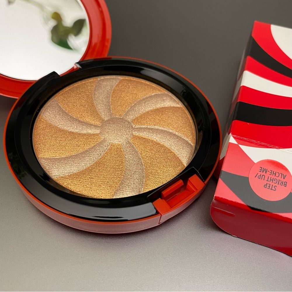 MAC Step Bright Up/Alche Me Hypnotizing Hyper Real Glow Highlighter